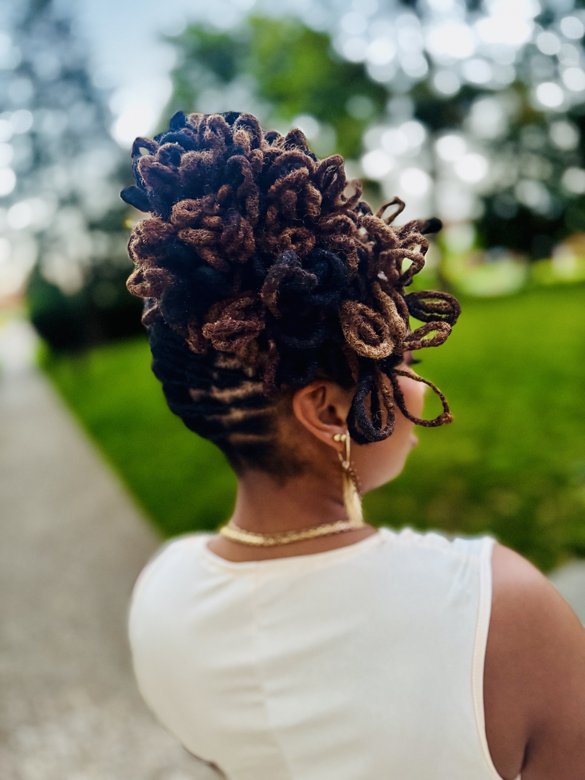 Locks relevées en chignon